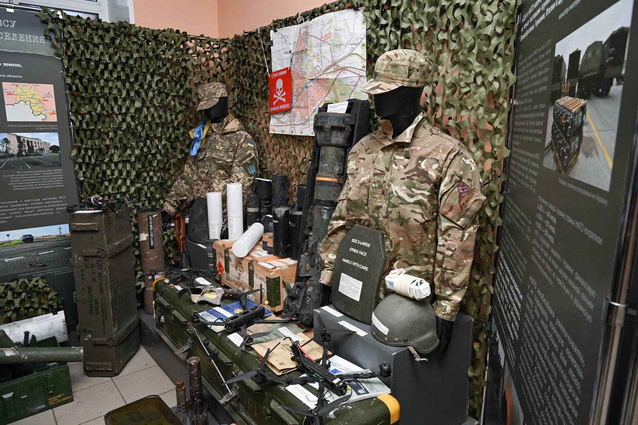 Заместитель прокурора республики Николай Осипов и молодые специалисты органов прокуратуры приняли участие в торжественном открытии выставки, посвященной событиям специальной военной операции Заместитель прокурора республики Николай Осипов и молодые специалисты органов прокуратуры приняли участие в торжественном открытии выставки, посвященной событиям специальной военной операции