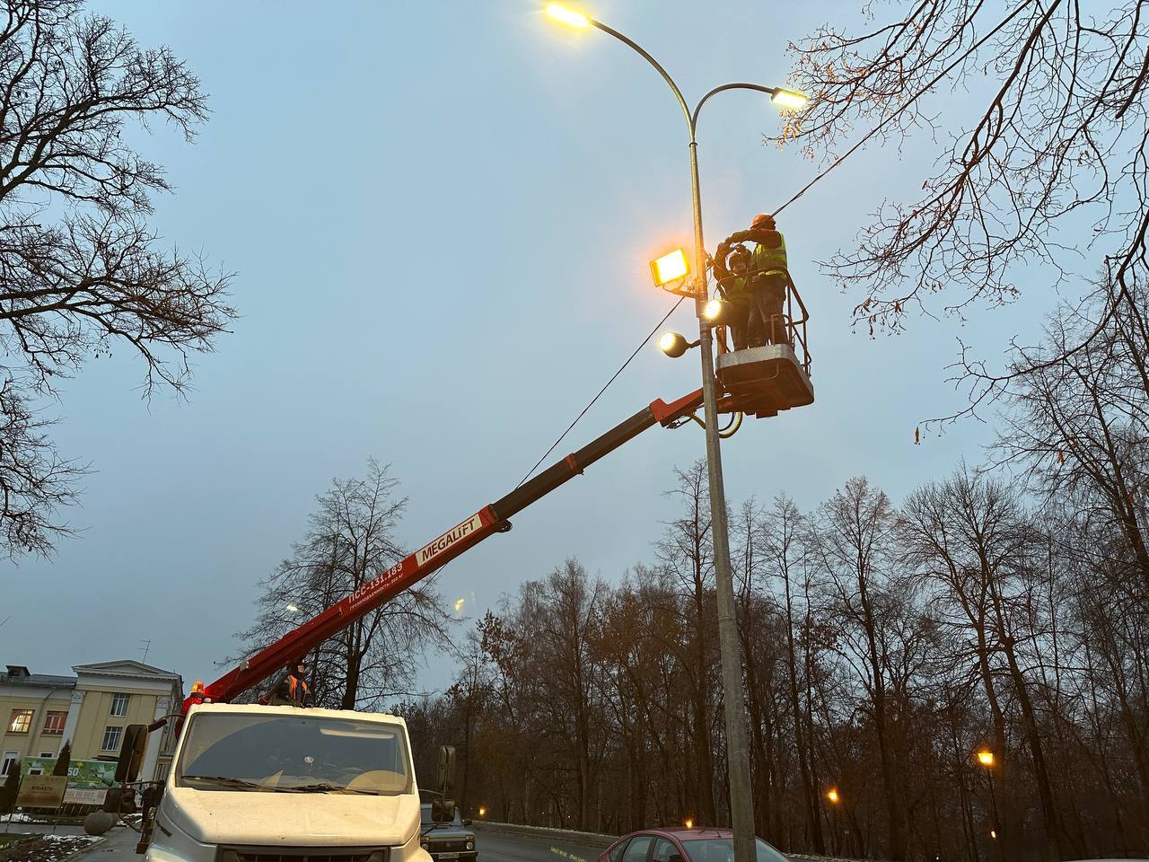 Колыхматова: Приступили к монтажу акцентной подсветки городских памятников! Колыхматова: Приступили к монтажу акцентной подсветки городских памятников!