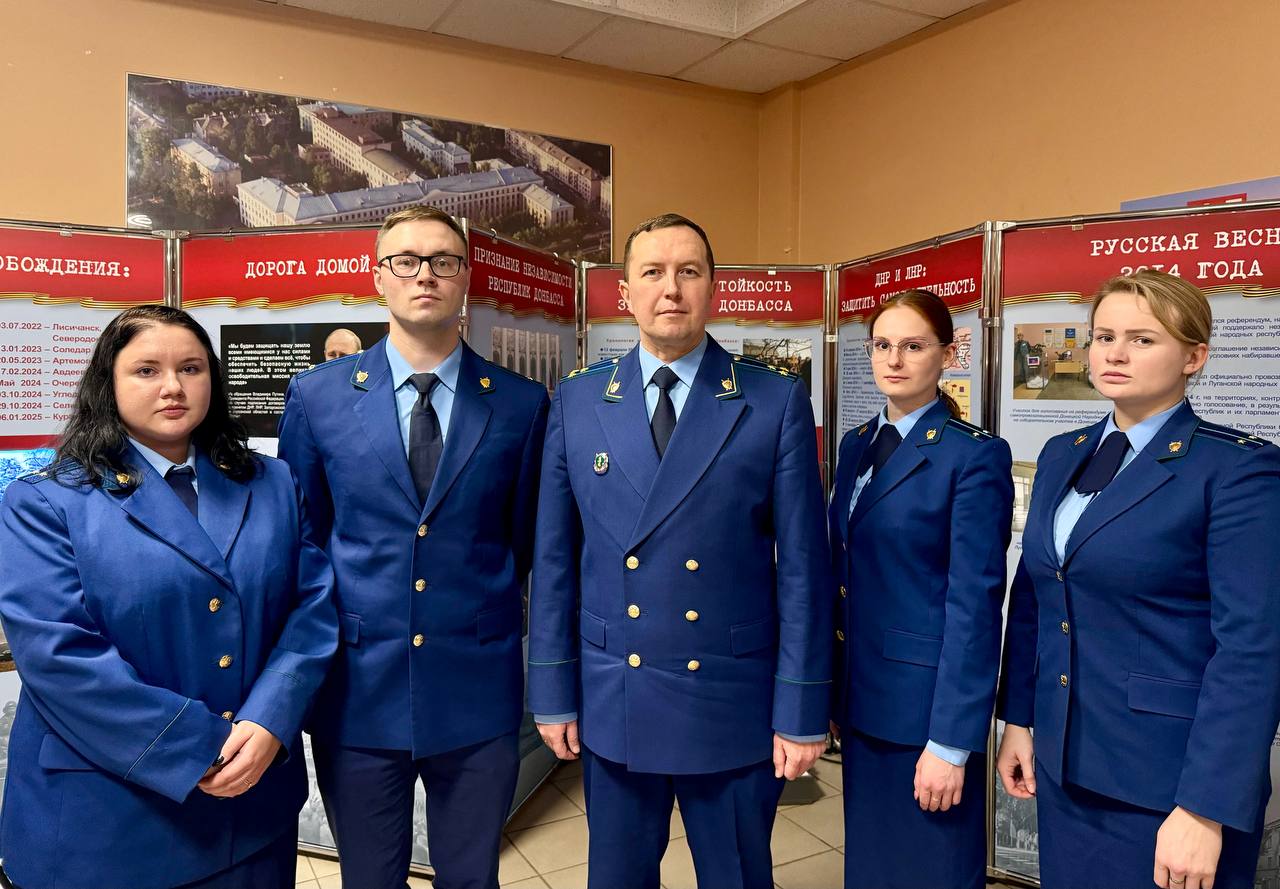 Заместитель прокурора республики Николай Осипов и молодые специалисты органов прокуратуры приняли участие в торжественном открытии выставки, посвященной событиям специальной военной операции Заместитель прокурора республики Николай Осипов и молодые специалисты органов прокуратуры приняли участие в торжественном открытии выставки, посвященной событиям специальной военной операции