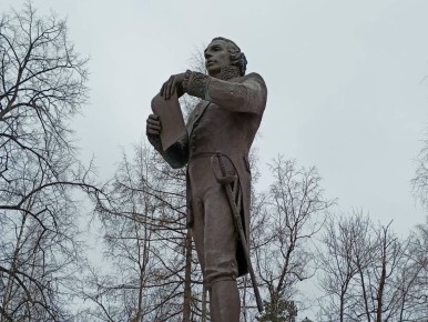 В Петрозаводске устанавливают акцентную подсветку памятников