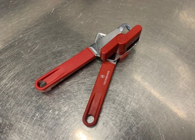 Как открыть консерву без усилий: секреты швейцарского друга