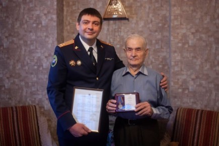 Руководитель следственного управления СК России по Республике Карелия вручил ветерану Великой Отечественной войны Панову Константину Степановичу памятную ведомственную медаль