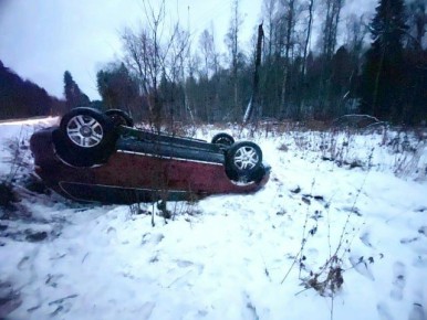 В Карелии автомобиль перевернулся на скользкой дороге