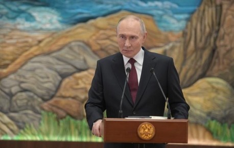 Путин объявил о безусловном приоритете Конституции России