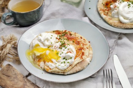 Турецкий завтрак: идеальная пита с хумусом и яйцами-пашот