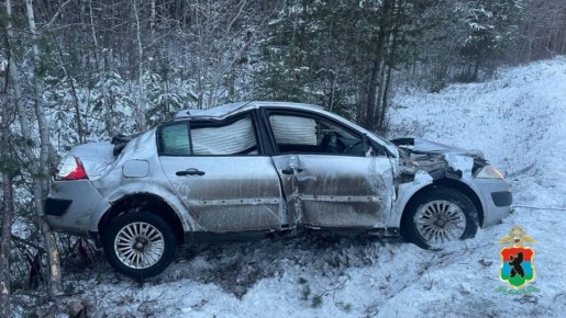 Машина с тремя детьми перевернулась на трассе в Карелии