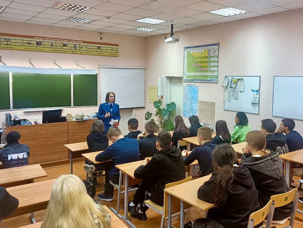Работники органов прокуратуры республики провели тематические занятия для школьников