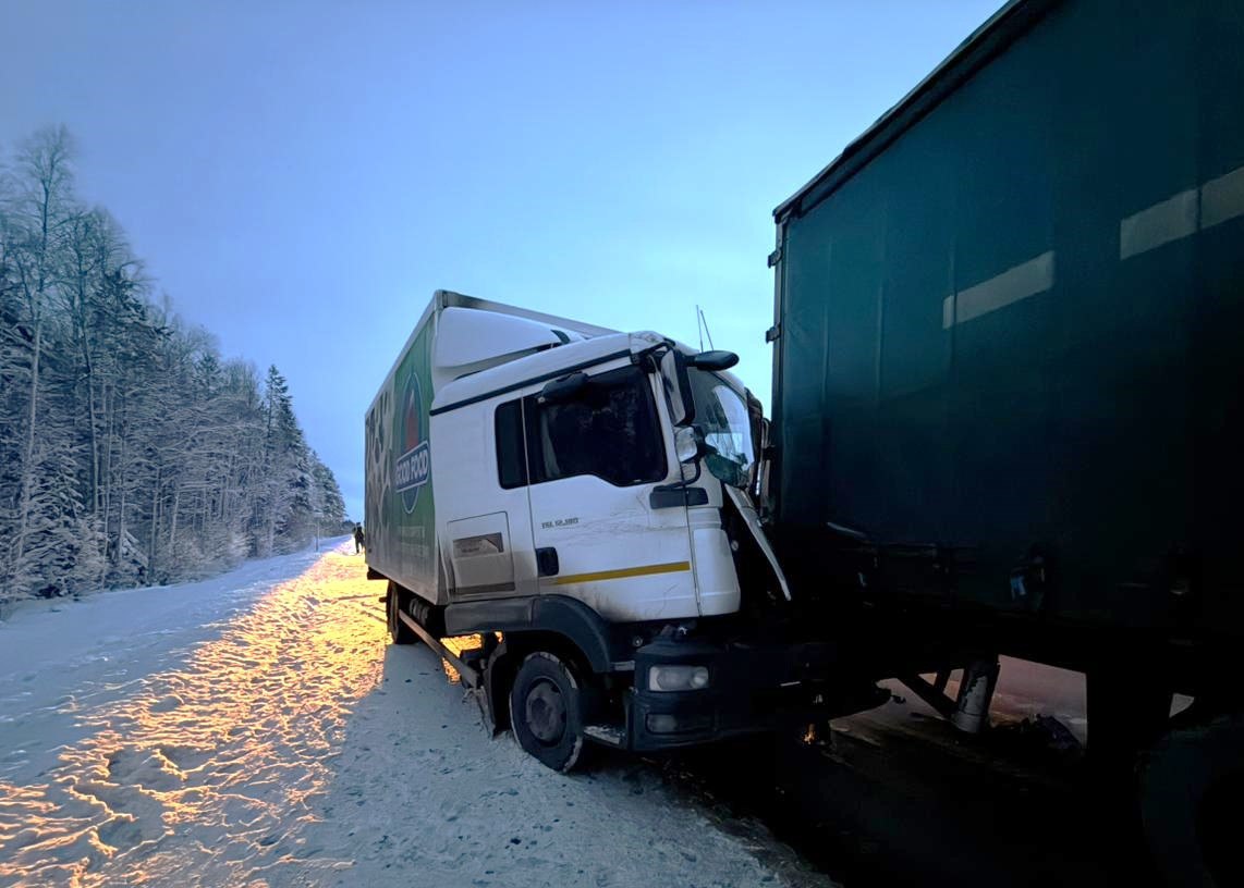 Две фуры столкнулись на севере Карелии Две фуры столкнулись на севере Карелии