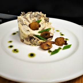 Праздничные салаты на 2025 год: 10 рецептов, которые покорят гостей