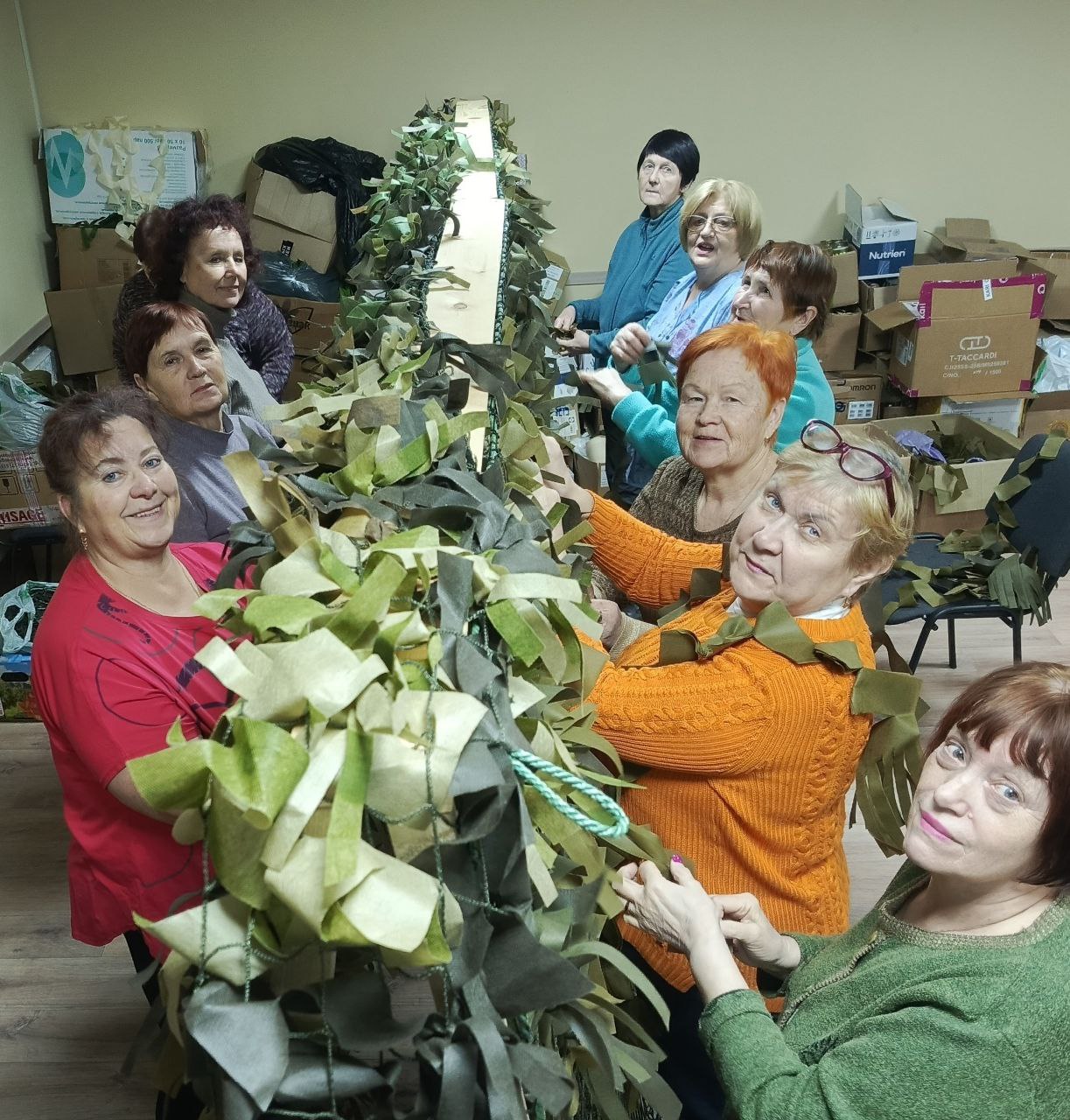 УЗЕЛОК ЗА УЗЕЛКОМ. Члены участковой избирательной комиссии № 141 Надежда Мунтиева и Ирина Клемзикова являются участниками клуба "Вдохновение" и продолжают плести маскировочные сети для отправки в зону СВО УЗЕЛОК ЗА УЗЕЛКОМ. Члены участковой избирательной комиссии № 141 Надежда Мунтиева и Ирина Клемзикова являются участниками клуба "Вдохновение" и продолжают плести маскировочные сети для отправки в зону СВО