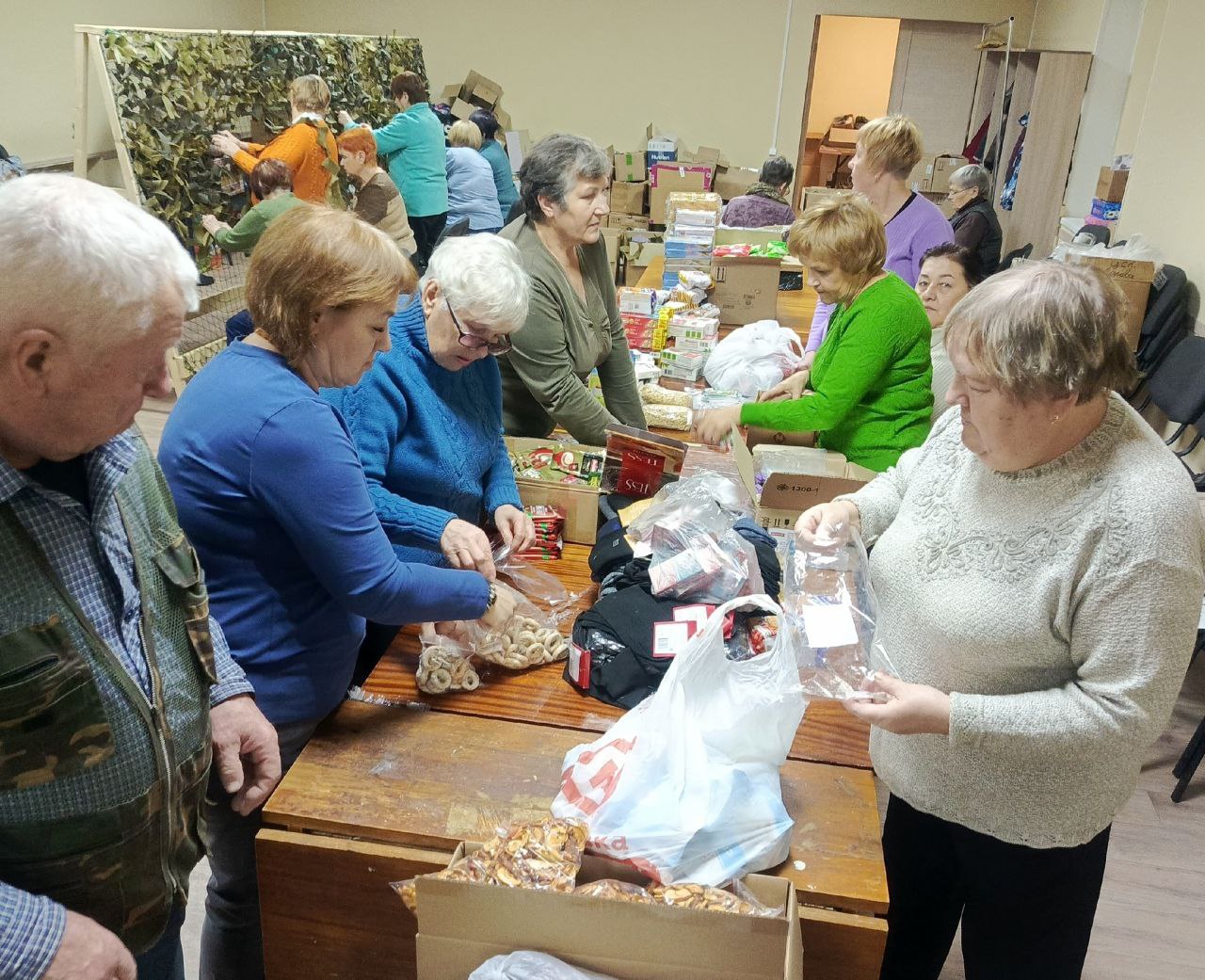 УЗЕЛОК ЗА УЗЕЛКОМ. Члены участковой избирательной комиссии № 141 Надежда Мунтиева и Ирина Клемзикова являются участниками клуба "Вдохновение" и продолжают плести маскировочные сети для отправки в зону СВО УЗЕЛОК ЗА УЗЕЛКОМ. Члены участковой избирательной комиссии № 141 Надежда Мунтиева и Ирина Клемзикова являются участниками клуба "Вдохновение" и продолжают плести маскировочные сети для отправки в зону СВО