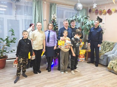 Следователи территориального следственного отдела поздравили воспитанников Центра помощи детям
