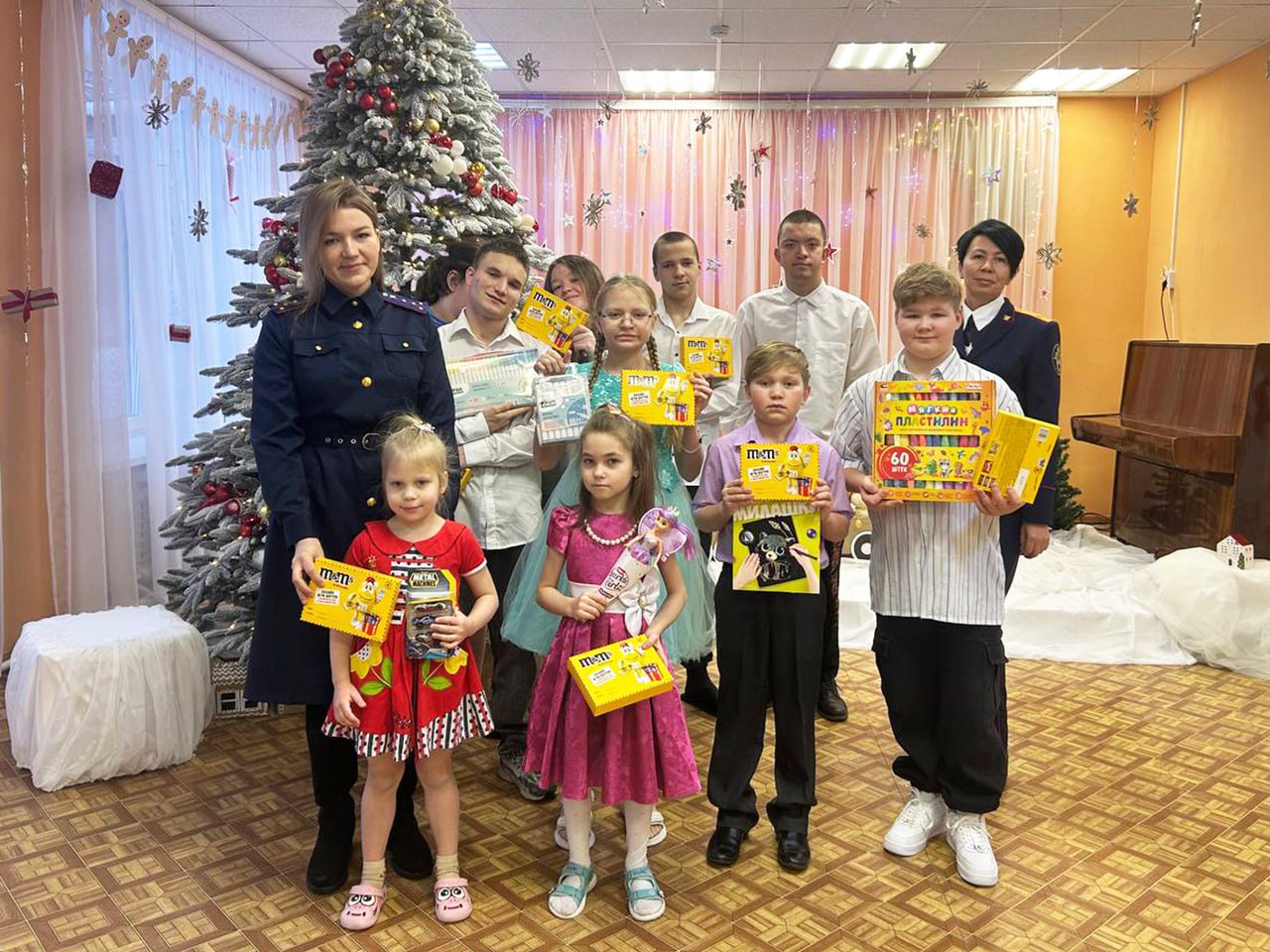 Следователи следственного управления СК России по Республике Карелия поздравили воспитанников Центра помощи детям с новогодними праздниками