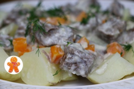 Нежная говяжья голяшка в сметанном соусе: быстро и просто