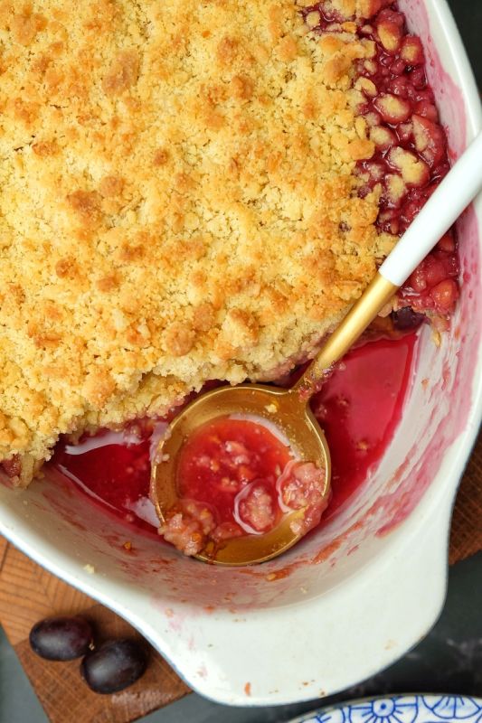 Крамбл с черным виноградом и сливами