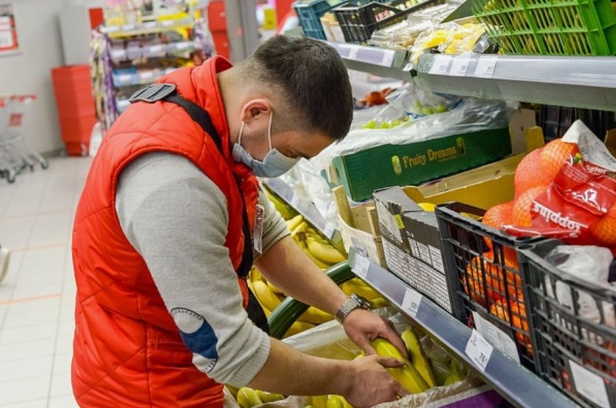 В ящиках с фруктами бананы дразнят глазами: зачем забирают крошечные пакетики