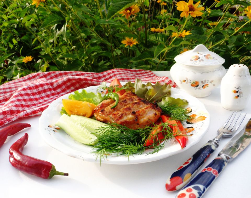 Куриные бедрышки на гриле в кетчунезе: простой вкус, который удивит