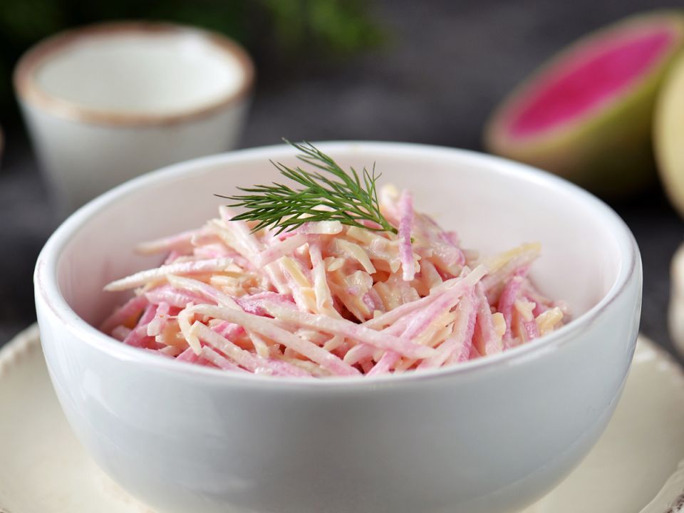 Быстро и с пользой: салат из редьки с сыром и чесноком к мясу и рыбе