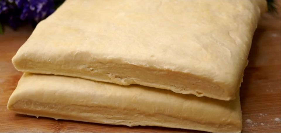 Слоёное тесто без раскатки: как собрать за минуту и использовать под слоёные блюда