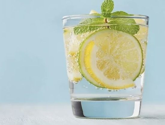 Как лимонная вода и правильное увлажнение помогают предотвратить камни в почках