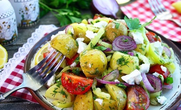 Летний овощной салат с молодой картошкой, который вас удивит