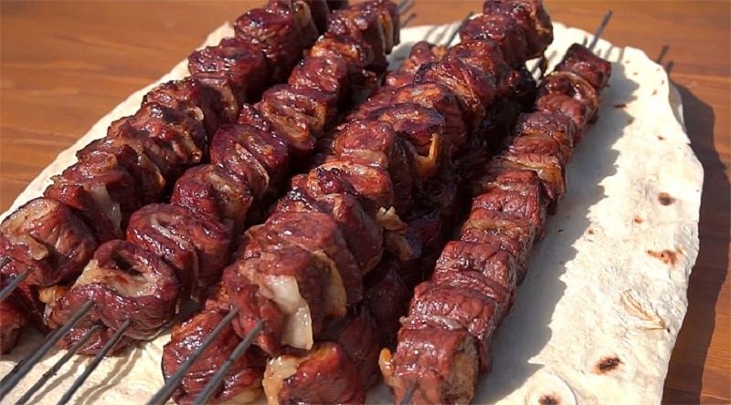 Шашлык-рулеты с салом: как сделать мясо сочным на мангале