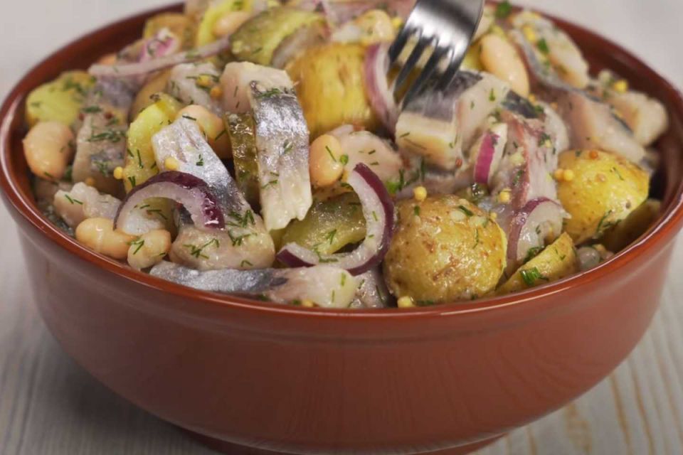 Салат с селедкой: необычное сочетание для праздничного стола