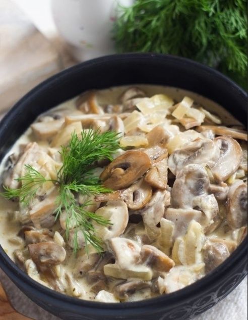 Шампиньоны в сметанном соусе: быстро и вкусно