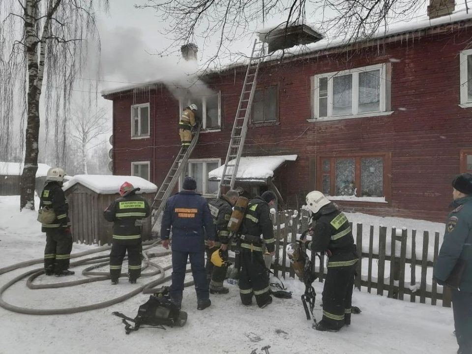 Женщина пострадала на пожаре в Пряже