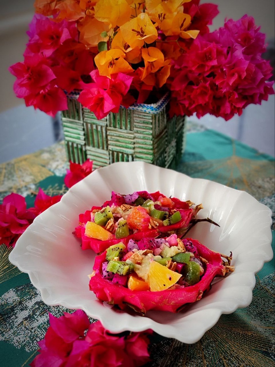 Невероятные лодочки из драгонфрута с ярким фруктовым салатом