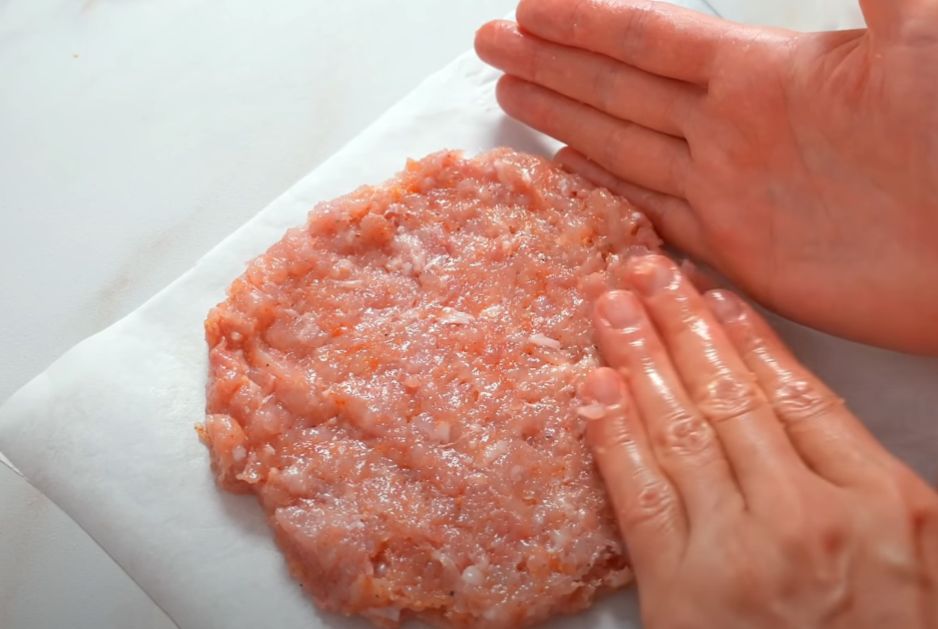 Как новую жизнь котлетам: запекаем куриный фарш с сыром и помидорами