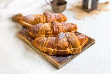Круассаны с миндальной начинкой: идеальный десерт к празднику