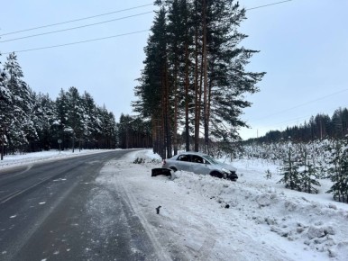 Автомобиль вылетел в кювет в Медвежьегорском округе