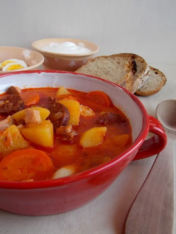 Согревающий венгерский картофельный суп с колбасками и сельдереем
