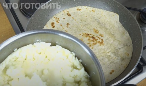 Лаваш с пюре и сыром