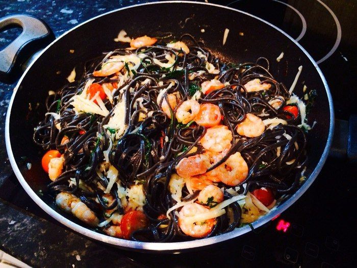 Венеция на вашей тарелке: черные спагетти с морепродуктами в чесночном соусе