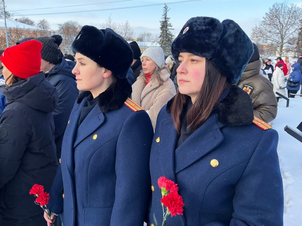 Офицеры следственного управления приняли участие в торжественном возложении цветов, посвященном Дню защитника Отечества