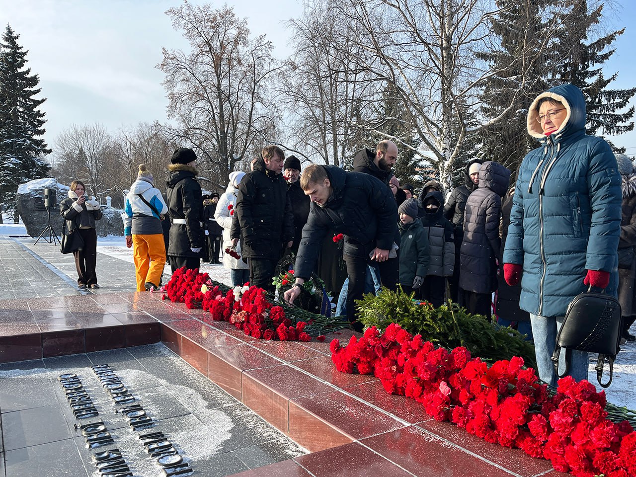 Офицеры следственного управления приняли участие в торжественном возложении цветов, посвященном Дню защитника Отечества Офицеры следственного управления приняли участие в торжественном возложении цветов, посвященном Дню защитника Отечества