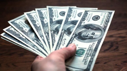 Специалисты предостерегают от хранения сбережений в долларах