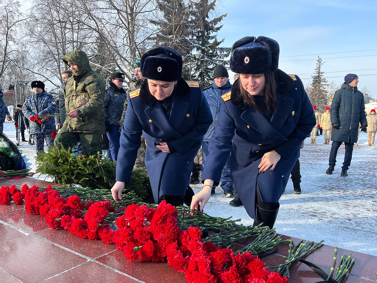 Офицеры следственного управления приняли участие в торжественном возложении цветов, посвященном Дню защитника Отечества Офицеры следственного управления приняли участие в торжественном возложении цветов, посвященном Дню защитника Отечества