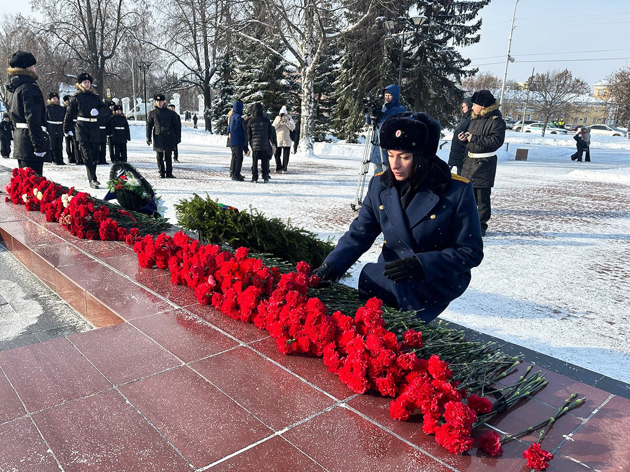 Офицеры следственного управления приняли участие в торжественном возложении цветов, посвященном Дню защитника Отечества Офицеры следственного управления приняли участие в торжественном возложении цветов, посвященном Дню защитника Отечества