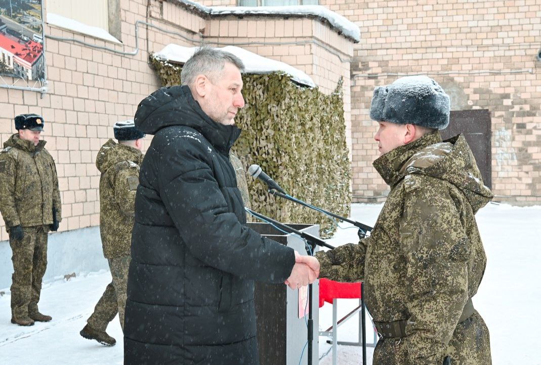 «Настоящая жизнь в городе начинается тогда, когда в него входят военные» «Настоящая жизнь в городе начинается тогда, когда в него входят военные»