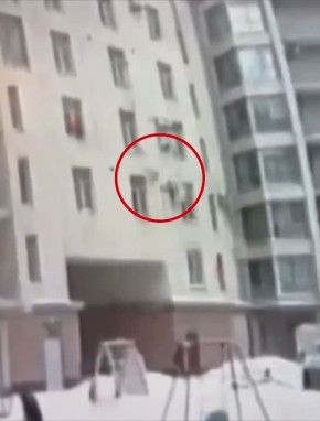 В Петербурге дворник чудом спас выпавшего из окна ребенка, поймав его прямо у стен многоэтажки