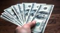 Специалисты предостерегают от хранения сбережений в долларах