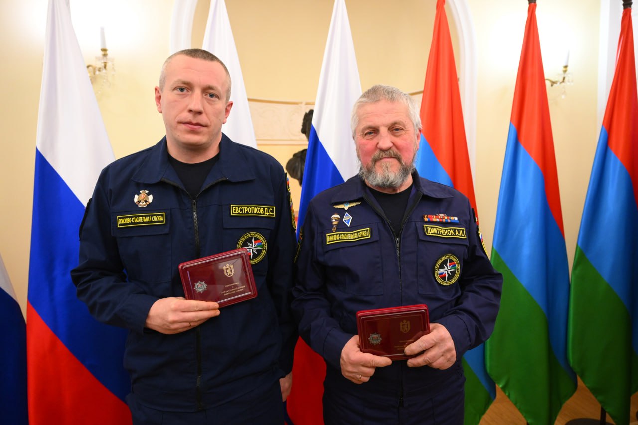 Глава Карелии Артур Парфенчиков вручил почётное звание «Заслуженный спасатель Республики Карелия» сотрудникам Петрозаводского поисково-спасательного отряда — наставнику Алексею Дмитренку и его ученику Дмитрию Евстропкову