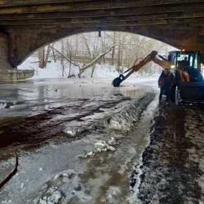 Реку Лососинку в Петрозаводске очистили от ледяных заторов