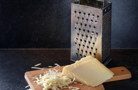 Как натереть сыр без прилипаний: простой лайфхак на кухне