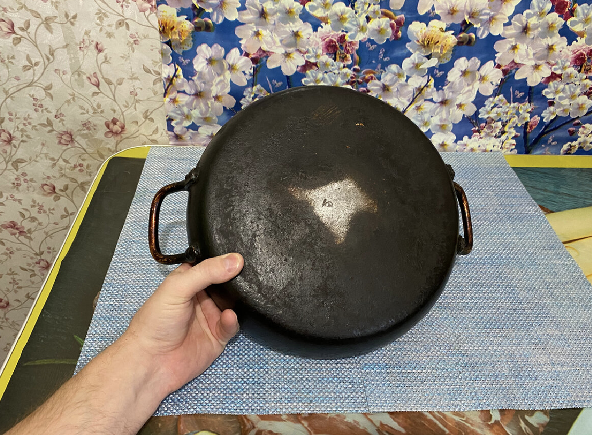 Уникальный метод очистки: два стакана для чистоты вашей сковороды