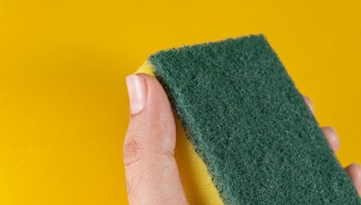 Как избежать микробного происшествия: советы по уходу за кухонными губками