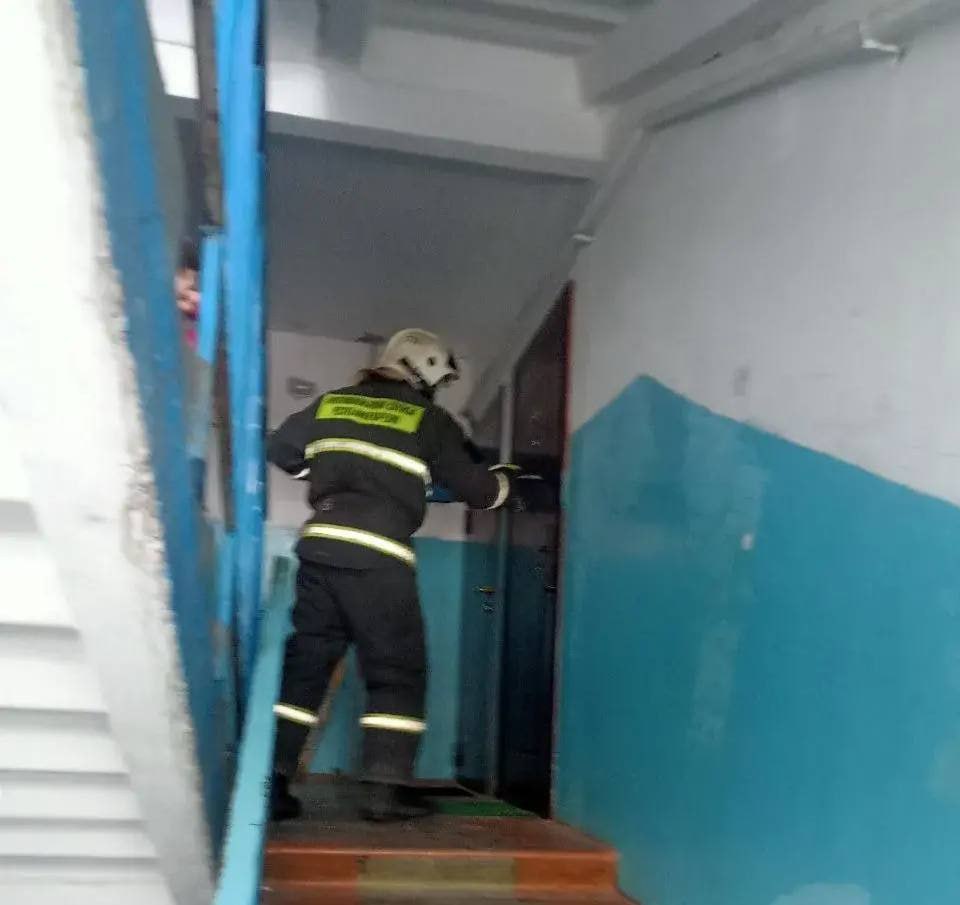 В посёлке Эссойла в закрытой квартире обнаружили мужчину без признаков жизни